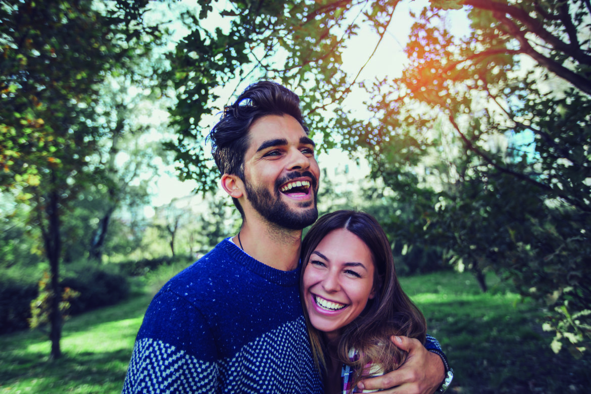 jeune couple qui construit